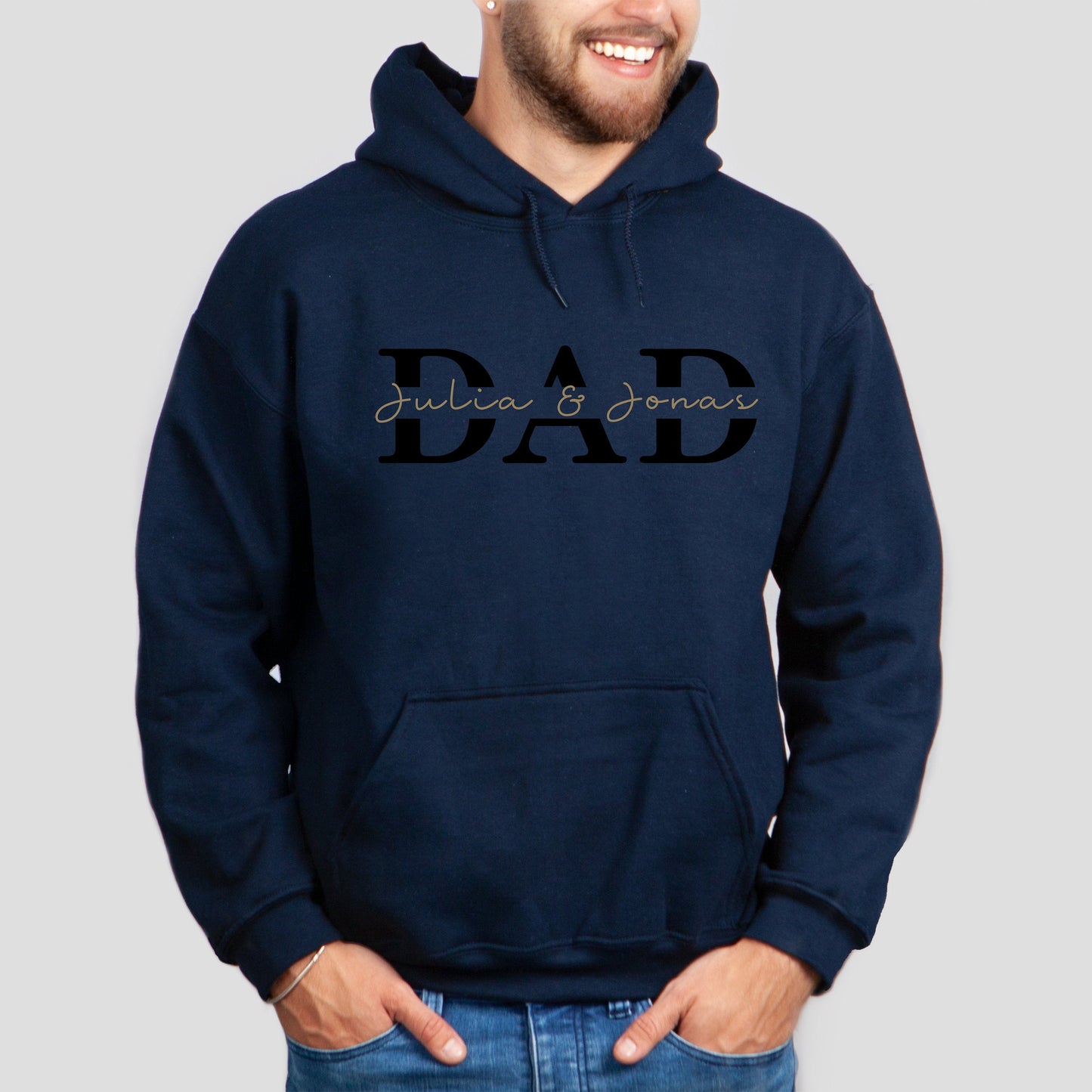 "Zachte, stijlvolle Papa Swag Hoodie voor vaders. Verkrijgbaar in Blauw, Legergroen, Wit, Zwart. Comfort en mode in één."
