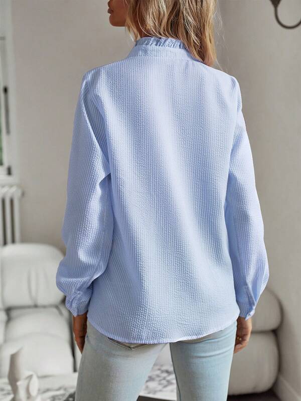 "Zahra blouse met streepjes en ruches, elegante en comfortabele vrouwentop, speelse en luchtige uitstraling."