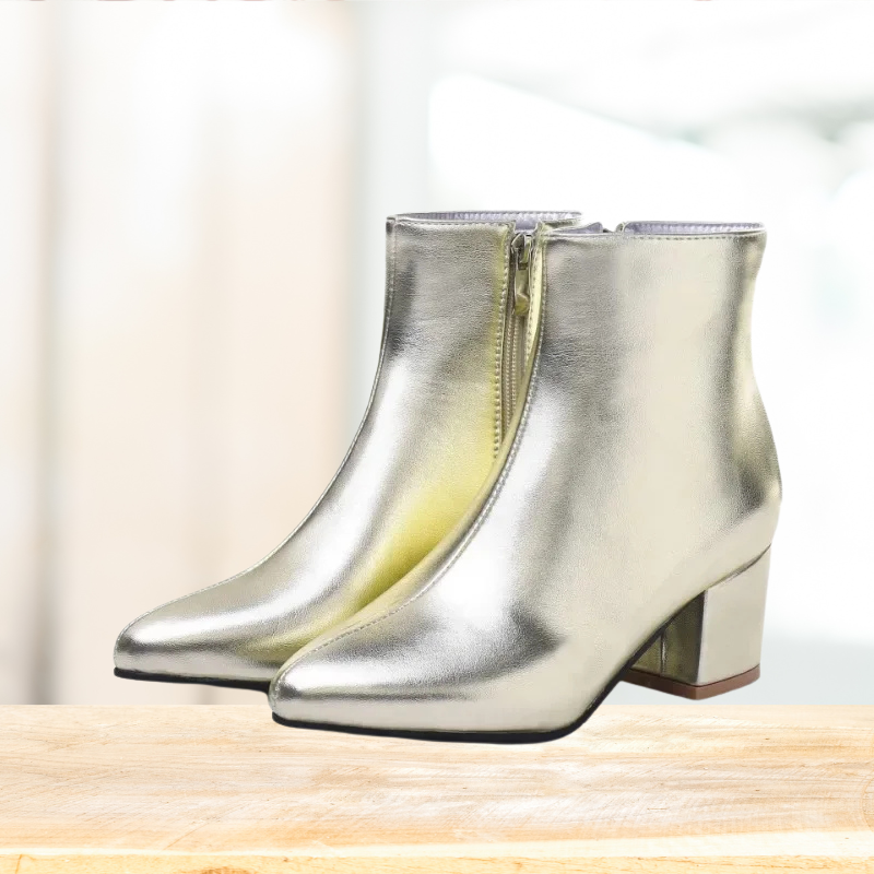 "Zilveren dames enkellaarsjes met glanzende metallic afwerking, enkelhoogte, geschikt voor casual en elegante outfits."