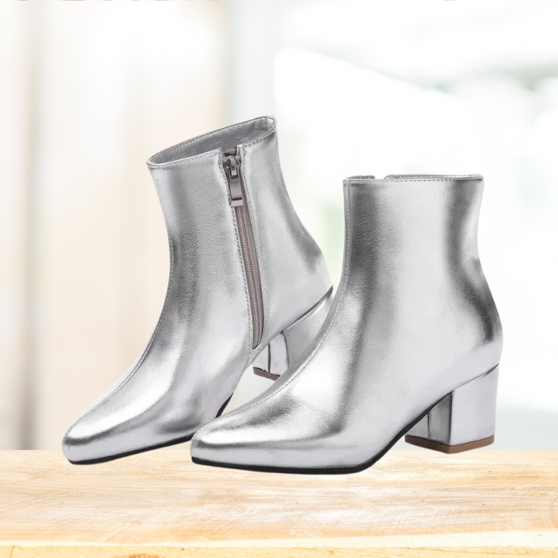 "Zilveren dames enkellaarsjes met glanzende metallic afwerking, enkelhoogte, geschikt voor casual en elegante outfits."