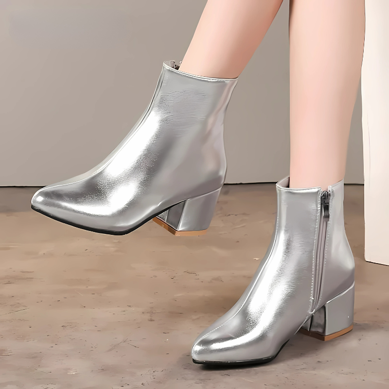 "Zilveren dames enkellaarsjes met glanzende metallic afwerking, enkelhoogte, geschikt voor casual en elegante outfits."