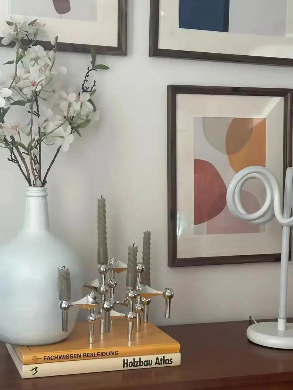 "Zilveren Nordic moleculaire kaarsenhouder, modern design met elegante metalen structuur voor stijlvolle interieurdecoratie."