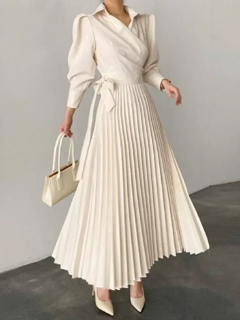 Zomerse A-lijn maxi jurk met plooien en lapel kraag, luchtige pasvorm, perfect voor elke gelegenheid en zomerse flair.