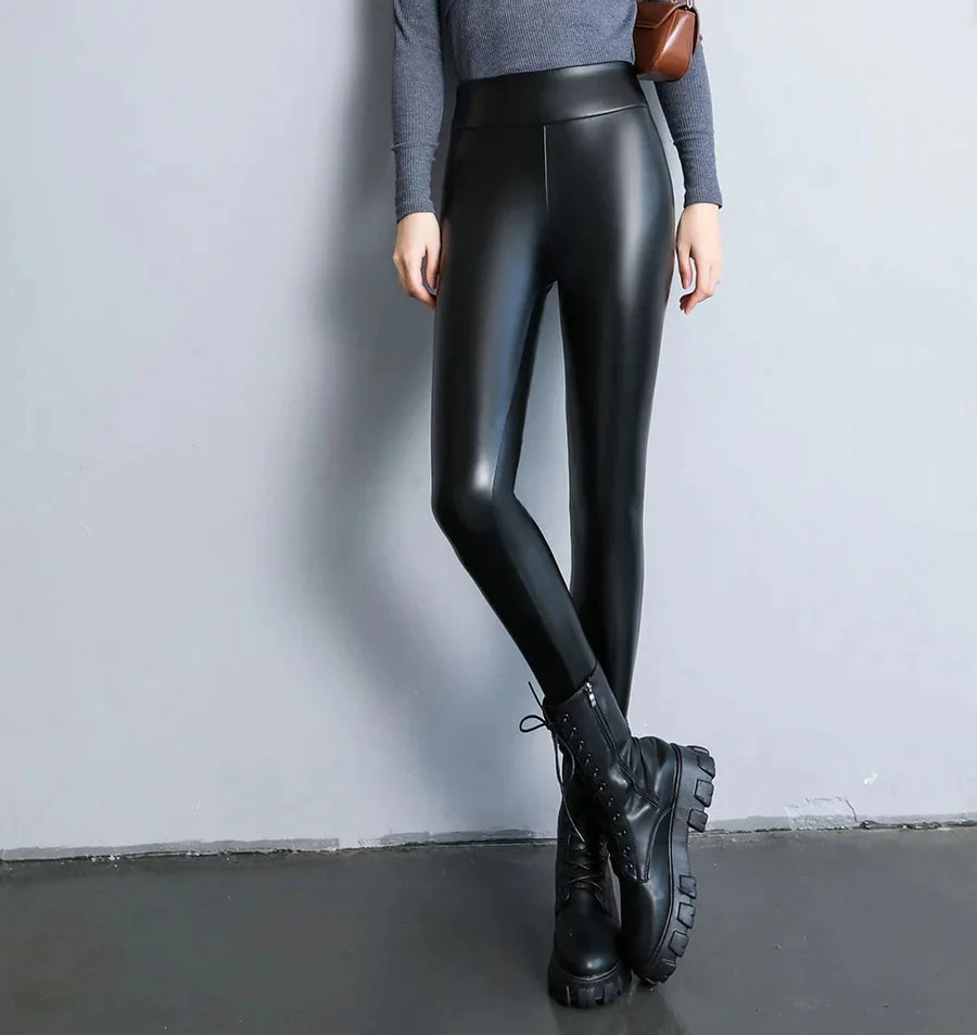 "Zwarte leren thermo legging voor dames met warme fleece voering, strakke pasvorm en elegante uitstraling voor koud weer."