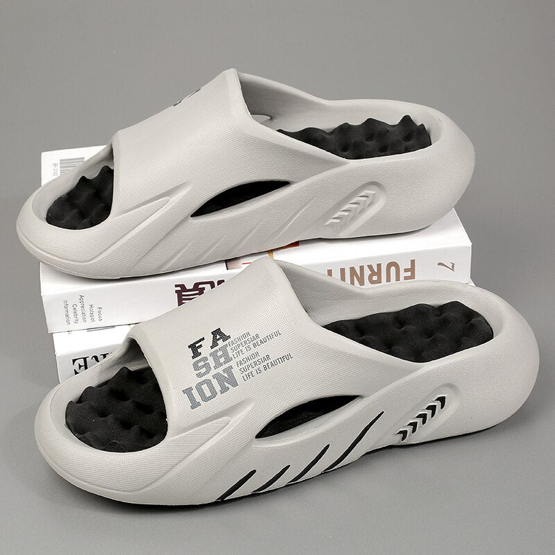 "Zwarte orthopedische badslippers met ergonomisch voetbed en antislip zool voor comfort en stijl."