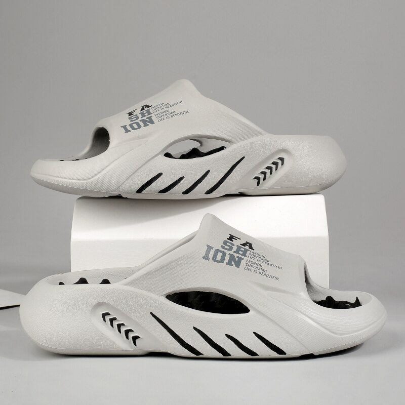 "Zwarte orthopedische badslippers met ergonomisch voetbed en antislip zool voor comfort en stijl."