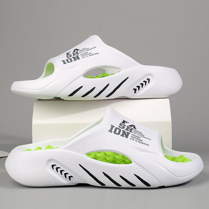 "Zwarte orthopedische badslippers met ergonomisch voetbed en antislip zool voor comfort en stijl."