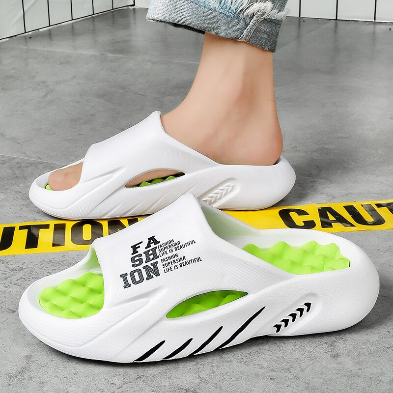 "Zwarte orthopedische badslippers met ergonomisch voetbed en antislip zool voor comfort en stijl."
