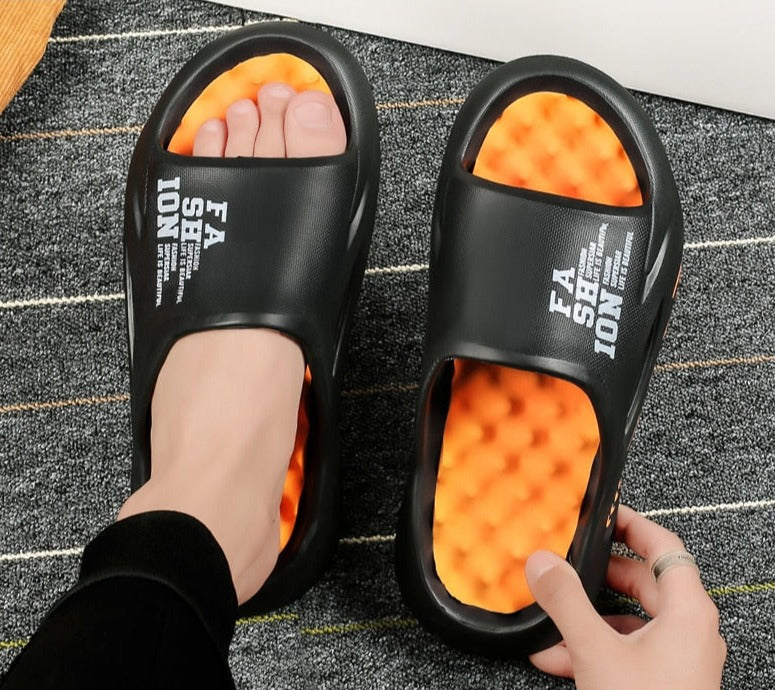 "Zwarte orthopedische badslippers met ergonomisch voetbed en antislip zool voor comfort en stijl."