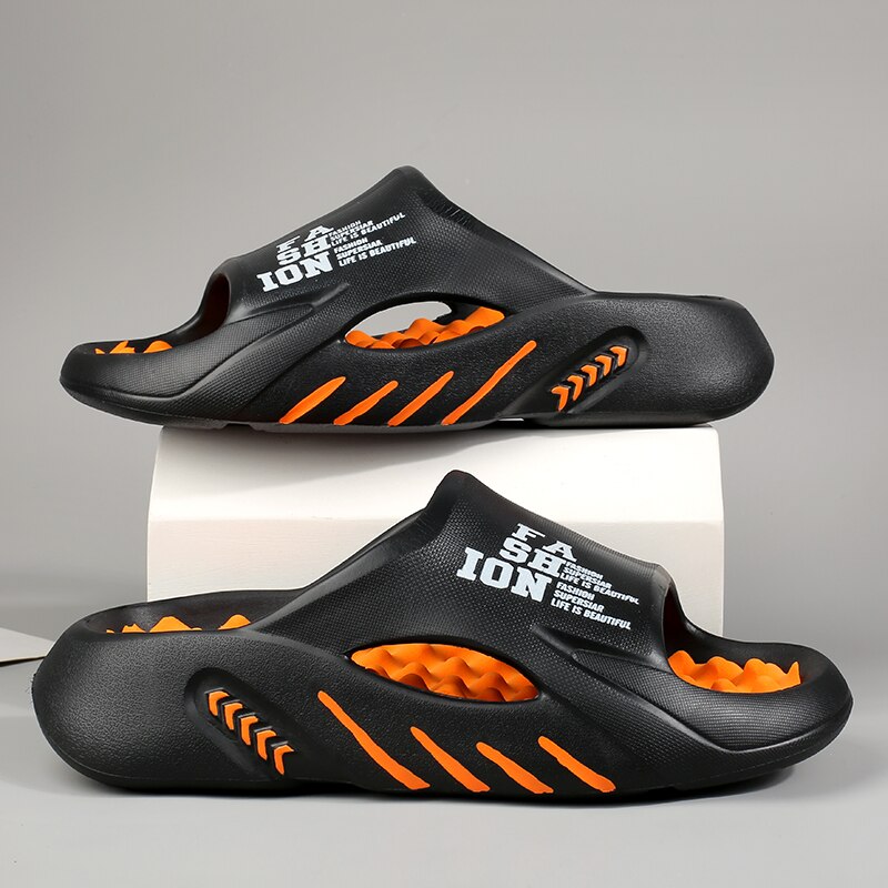 "Zwarte orthopedische badslippers met ergonomisch voetbed en antislip zool voor comfort en stijl."