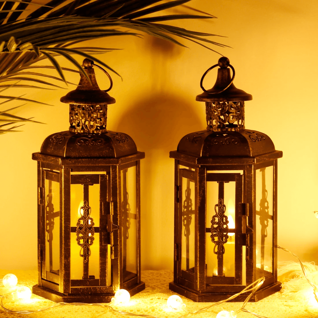 "Zwarte Scandinavische kaarsenhouder van ijzer met subtiele gouden accenten, elegant en tijdloos voor huisdecoratie."