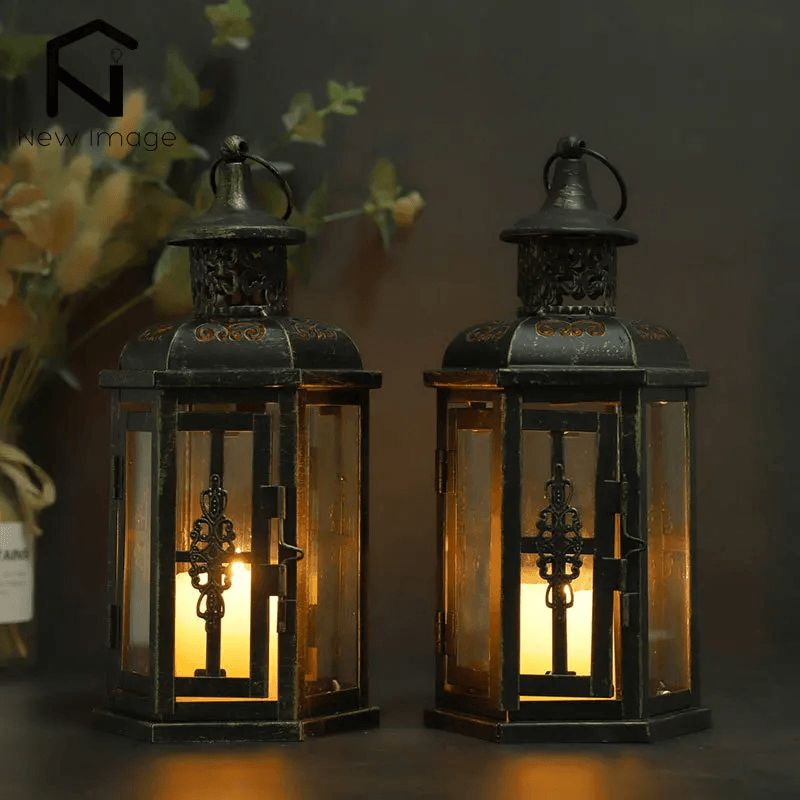 "Zwarte Scandinavische kaarsenhouder van ijzer met subtiele gouden accenten, elegant en tijdloos voor huisdecoratie."