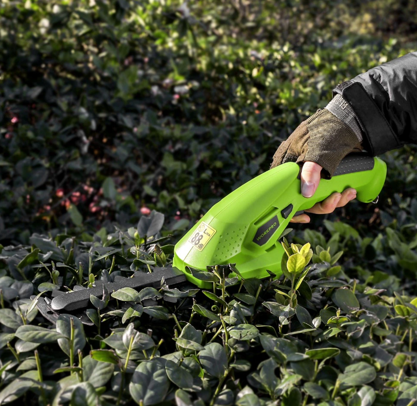 "Zwarte snoerloze elektrische heggenschaar met ergonomisch ontwerp, krachtige motor en vier instelbare standen"