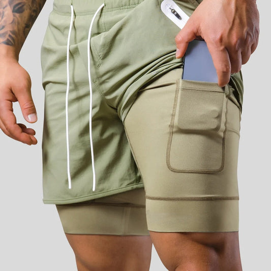 "2-in-1 sportbroek voor heren, blauw, met shorts en geïntegreerde zwarte compressielegging voor comfort en ondersteuning."