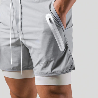 "2-in-1 sportbroek voor heren, blauw, met shorts en geïntegreerde zwarte compressielegging voor comfort en ondersteuning."