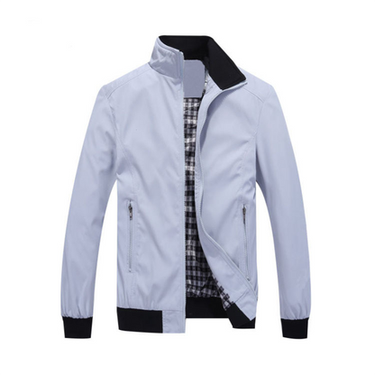 "Ademende lichte zomerjas voor heren met minimalistisch ontwerp en praktische zakken, perfect voor modebewuste mannen."