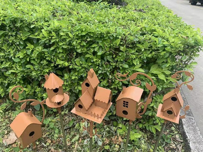 "Artistiek metalen vogelhuisje voor tuin, roestbruin design met duurzame structuur, eenvoudig te installeren met tuinsteker."