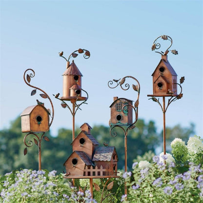 "Artistiek metalen vogelhuisje voor tuin, roestbruin design met duurzame structuur, eenvoudig te installeren met tuinsteker."