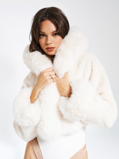 "Aurora cropped faux fur jas, luxe en warm, ultra zachte textuur, stijlvolle korte snit, voor modebewuste vrouwen"