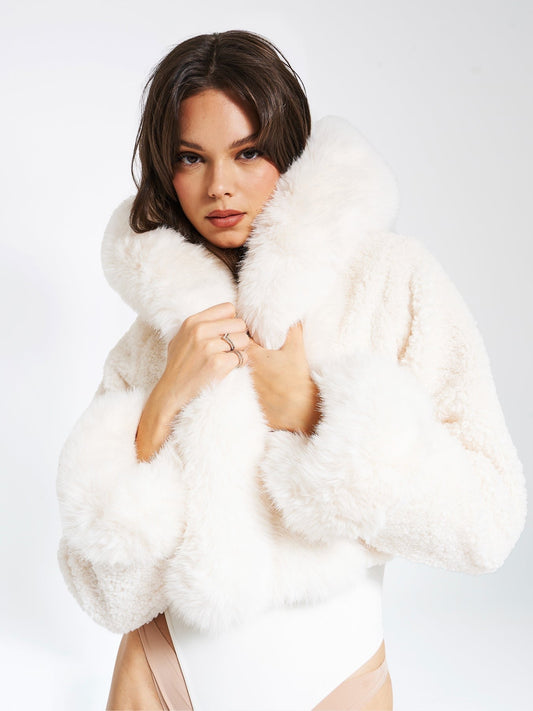 "Aurora cropped faux fur jas, luxe en warm, ultra zachte textuur, stijlvolle korte snit, voor modebewuste vrouwen"