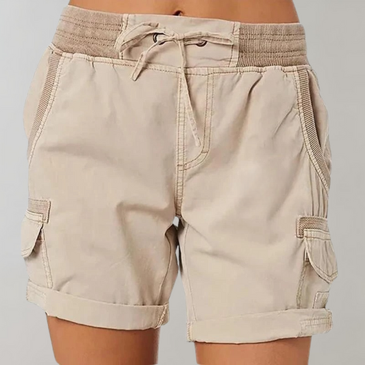 "Beige damesshort met hoge taille, stijlvol en comfortabel, perfect voor zomerse dagen, lichtgewicht materiaal."