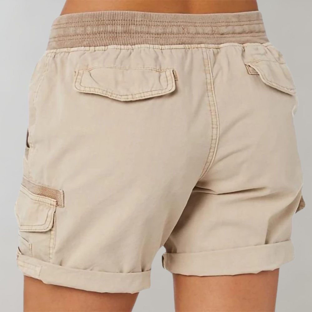 "Beige damesshort met hoge taille, stijlvol en comfortabel, perfect voor zomerse dagen, lichtgewicht materiaal."