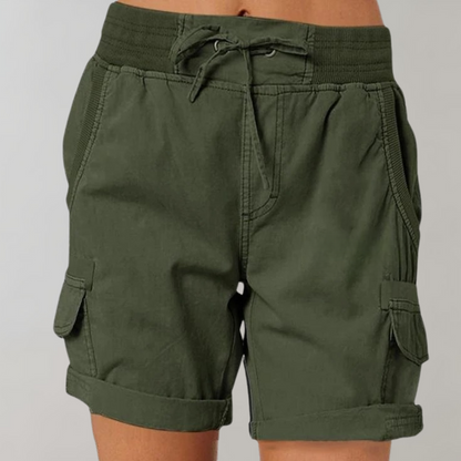"Beige damesshort met hoge taille, stijlvol en comfortabel, perfect voor zomerse dagen, lichtgewicht materiaal."