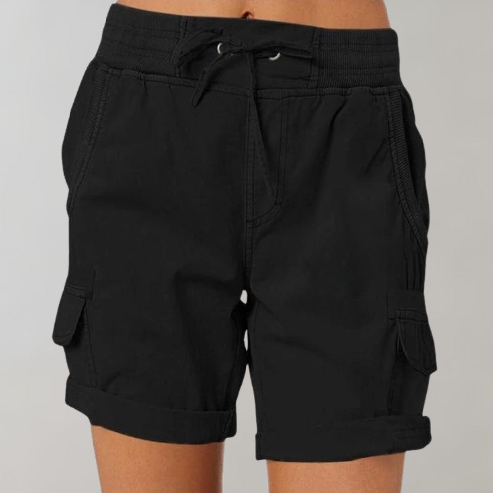 "Beige damesshort met hoge taille, stijlvol en comfortabel, perfect voor zomerse dagen, lichtgewicht materiaal."