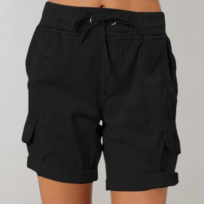 "Beige damesshort met hoge taille, stijlvol en comfortabel, perfect voor zomerse dagen, lichtgewicht materiaal."