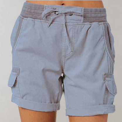 "Beige damesshort met hoge taille, stijlvol en comfortabel, perfect voor zomerse dagen, lichtgewicht materiaal."