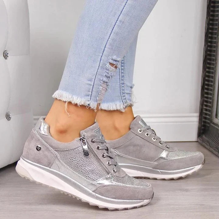 "Beige orthopedische damessneakers met ergonomisch ontwerp en schokabsorberende zool voor comfort en stijl."