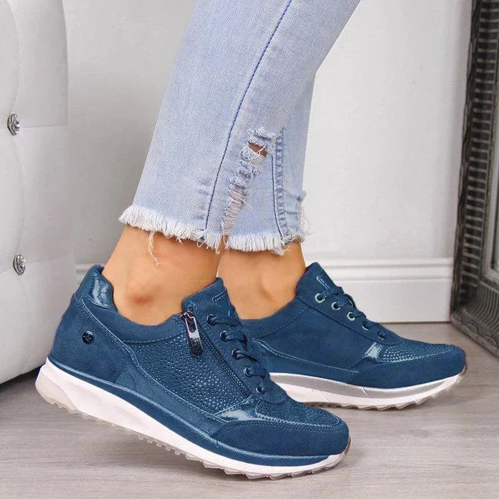 "Beige orthopedische damessneakers met ergonomisch ontwerp en schokabsorberende zool voor comfort en stijl."