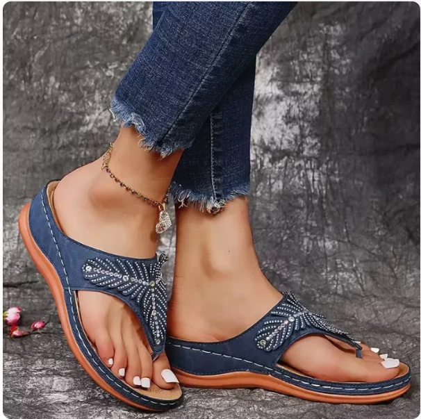 "Beige orthopedische flip-flops voor dames, stijlvolle sandaal met verstelbare riem, biedt pijnvrij dagelijks comfort."