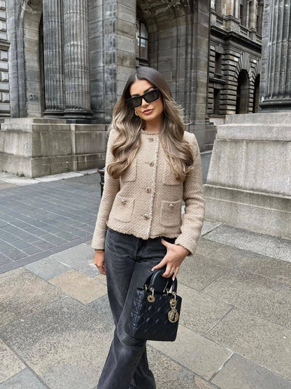 "Beige Sarah tweed jasje met gouden knopen, klassieke stijl, elegant en veelzijdig voor dameskleding."