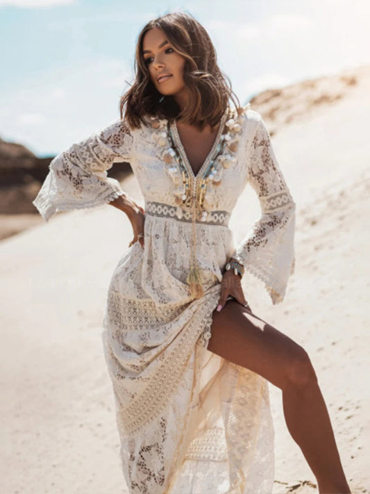 "Bohemian maxi jurk met kanten V-hals en flair mouwen, lichte stretch, voor een zomerse elegante look op het strand of feest.