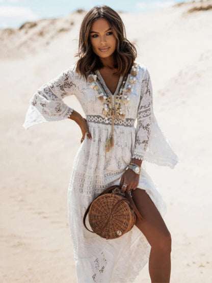 "Bohemian maxi jurk met kanten V-hals en flair mouwen, lichte stretch, voor een zomerse elegante look op het strand of feest.