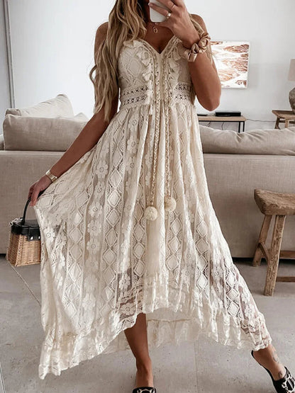 "Bohemian maxi jurk met kanten V-hals en flair mouwen, lichte stretch, voor een zomerse elegante look op het strand of feest.
