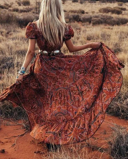 "Bohemian maxi jurk, paisley patroon, V-hals, volumineuze mouwen, elegante tailleband, ideaal voor zomerse dag"