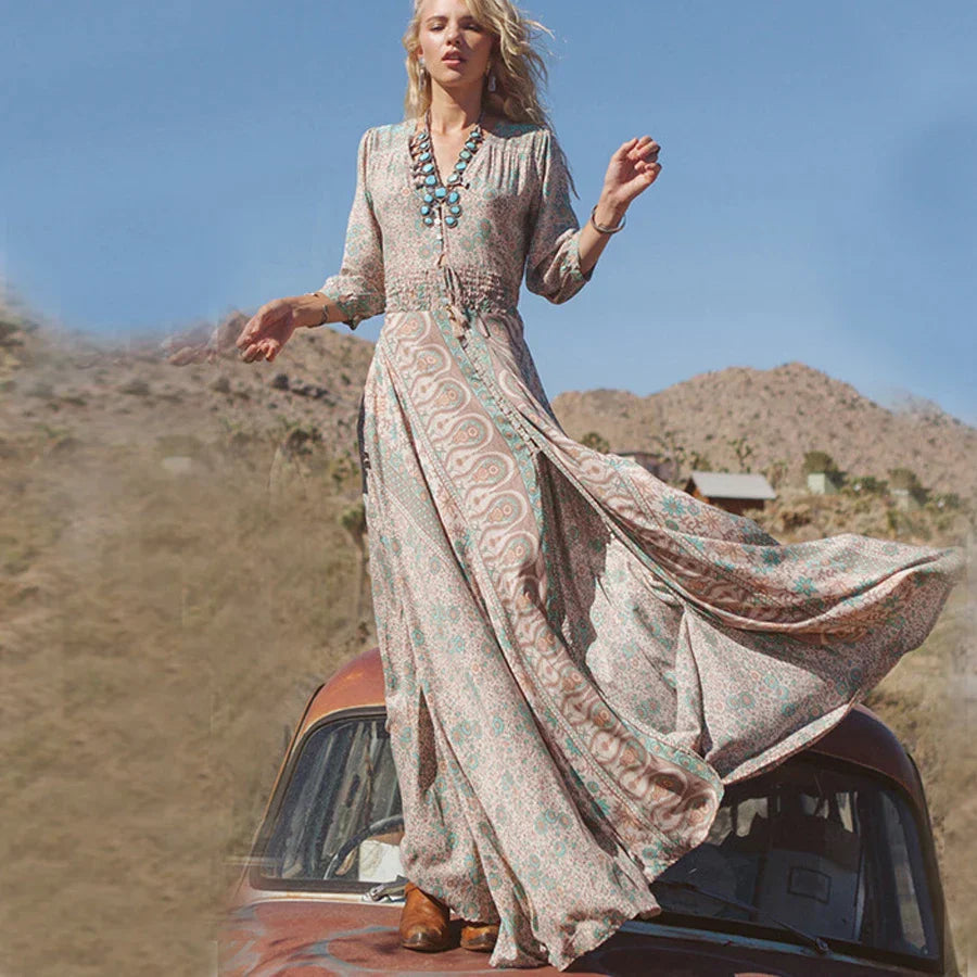 "Bohemian maxi jurk, paisley patroon, V-hals, volumineuze mouwen, elegante tailleband, ideaal voor zomerse dag"