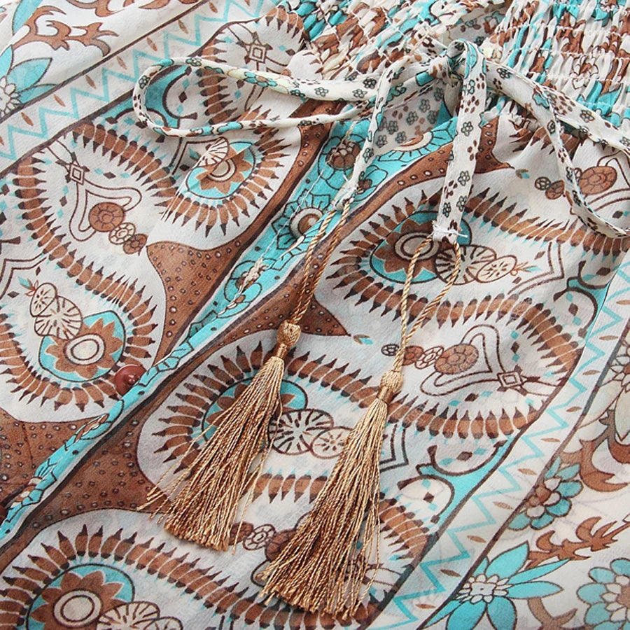 "Bohemian maxi jurk, paisley patroon, V-hals, volumineuze mouwen, elegante tailleband, ideaal voor zomerse dag"