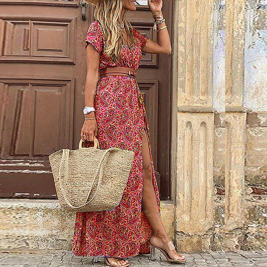 "Bohemian vintage jurk met eclectische print, riem, hoge split en vloeiende lijnen. Perfect voor casual of formele gelegenhed