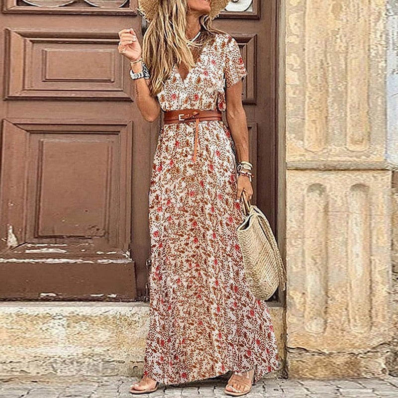 "Bohemian vintage jurk met eclectische print, riem, hoge split en vloeiende lijnen. Perfect voor casual of formele gelegenhed