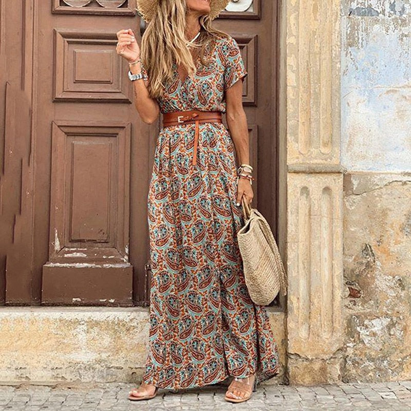 "Bohemian vintage jurk met eclectische print, riem, hoge split en vloeiende lijnen. Perfect voor casual of formele gelegenhed