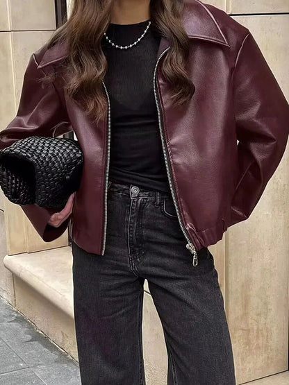 Bourgondië dames leren jas, getailleerd, diepe kleur, zilverkleurige rits, elegante en veelzijdige aanvulling op outfits.