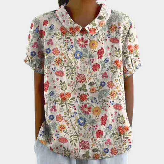 Casual damesblouse met kleurrijk bloemenpatroon, ronde kraag en korte mouwen, ideaal voor zomerse stijl.