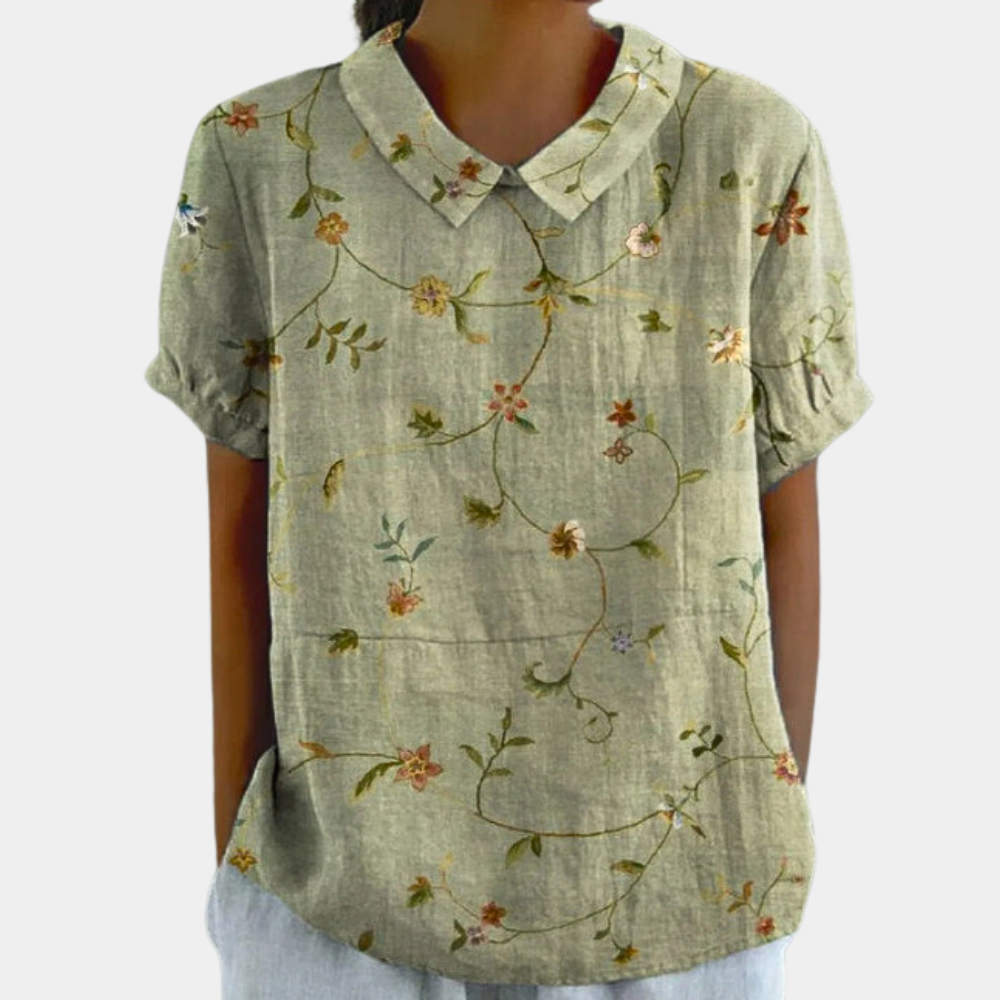 Casual damesblouse met kleurrijk bloemenpatroon, ronde kraag en korte mouwen, ideaal voor zomerse stijl.