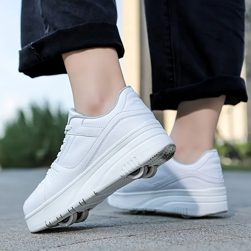 "Casual rollersportschoenen met afneembare wielen in een stijlvol ontwerp, ideaal voor avontuurlijk buitensporten."