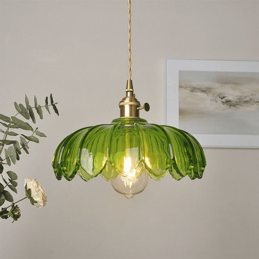 Charmante vintage bloemen hanglamp met kleurrijke geëmailleerde bloemen, ideaal voor sfeervolle woonkamers en eetkamers.