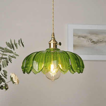 Charmante vintage bloemen hanglamp met kleurrijke geëmailleerde bloemen, ideaal voor sfeervolle woonkamers en eetkamers.