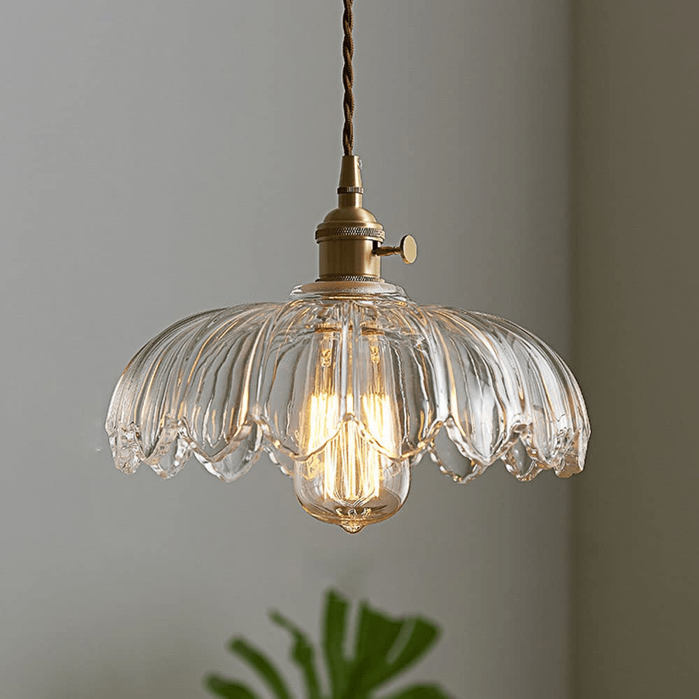 Charmante vintage bloemen hanglamp met kleurrijke geëmailleerde bloemen, ideaal voor sfeervolle woonkamers en eetkamers.
